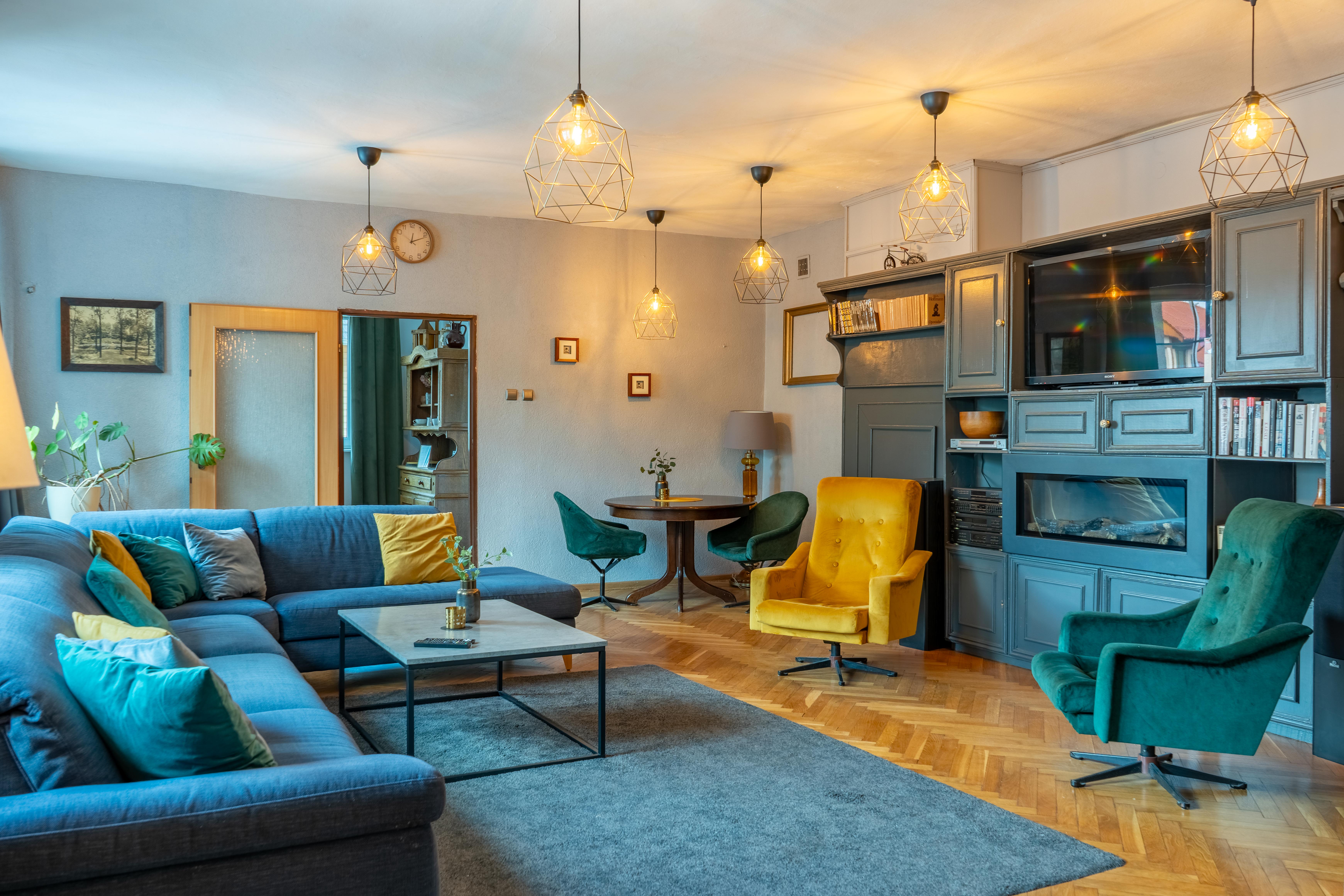 Salon z kolorowymi fotelami
